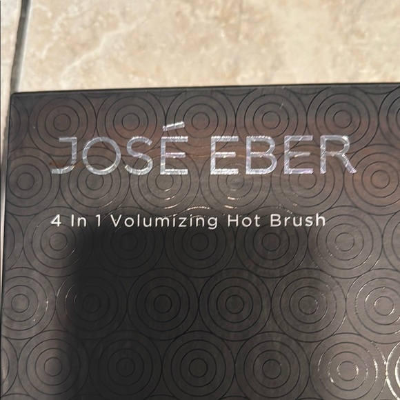 Black 4-in-1 Volumizing Hot Brush - Picture 2 of 5